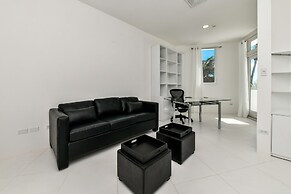 Ocean Front 7-bedroom 7-bath Sunset Views Malmok!