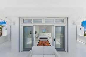 Ocean Front 7-bedroom 7-bath Sunset Views Malmok!