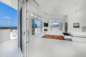 Ocean Front 7-bedroom 7-bath Sunset Views Malmok!