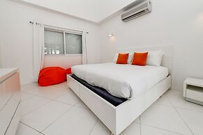 Ocean Front 7-bedroom 7-bath Sunset Views Malmok!