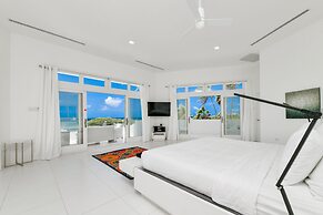 Ocean Front 7-bedroom 7-bath Sunset Views Malmok!