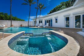 Ocean Front 7-bedroom 7-bath Sunset Views Malmok!