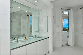 Ocean Front 7-bedroom 7-bath Sunset Views Malmok!