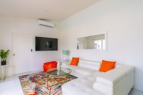 Ocean Front 7-bedroom 7-bath Sunset Views Malmok!