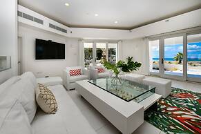 Ocean Front 7-bedroom 7-bath Sunset Views Malmok!