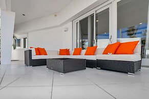 Ocean Front 7-bedroom 7-bath Sunset Views Malmok!