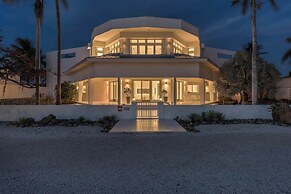 Ocean Front 7-bedroom 7-bath Sunset Views Malmok!