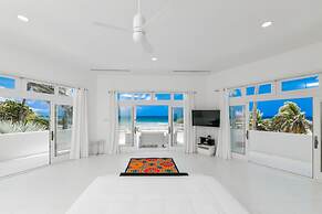 Ocean Front 7-bedroom 7-bath Sunset Views Malmok!