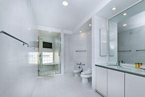 Ocean Front 7-bedroom 7-bath Sunset Views Malmok!