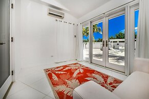 Ocean Front 7-bedroom 7-bath Sunset Views Malmok!