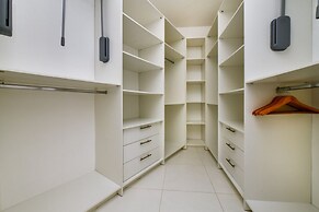 Ocean Front 7-bedroom 7-bath Sunset Views Malmok!