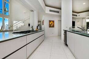 Ocean Front 7-bedroom 7-bath Sunset Views Malmok!