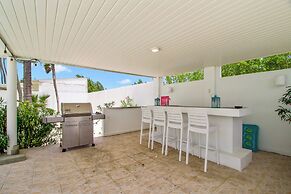 Ocean Front 7-bedroom 7-bath Sunset Views Malmok!