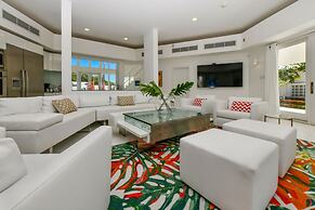 Ocean Front 7-bedroom 7-bath Sunset Views Malmok!