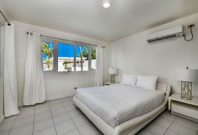 Ocean Front 7-bedroom 7-bath Sunset Views Malmok!