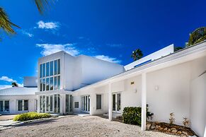 Ocean Front 7-bedroom 7-bath Sunset Views Malmok!