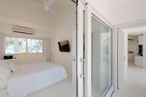 Ocean Front 7-bedroom 7-bath Sunset Views Malmok!