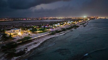 Ocean Front 7-bedroom 7-bath Sunset Views Malmok!