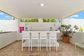 Ocean Front 7-bedroom 7-bath Sunset Views Malmok!