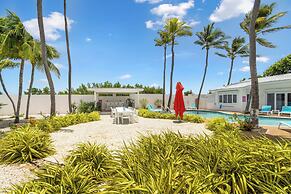 Ocean Front 7-bedroom 7-bath Sunset Views Malmok!