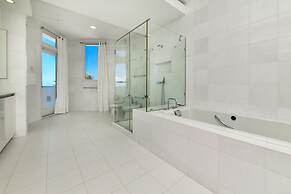 Ocean Front 7-bedroom 7-bath Sunset Views Malmok!