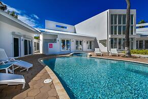 Ocean Front 7-bedroom 7-bath Sunset Views Malmok!