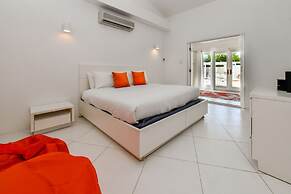 Ocean Front 7-bedroom 7-bath Sunset Views Malmok!