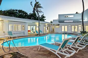 Ocean Front 7-bedroom 7-bath Sunset Views Malmok!