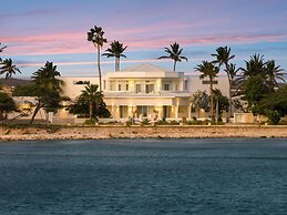 Ocean Front 7-bedroom 7-bath Sunset Views Malmok!