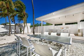 Ocean Front 7-bedroom 7-bath Sunset Views Malmok!