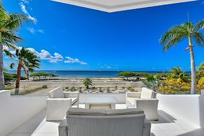 Ocean Front 7-bedroom 7-bath Sunset Views Malmok!