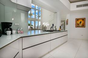 Ocean Front 7-bedroom 7-bath Sunset Views Malmok!