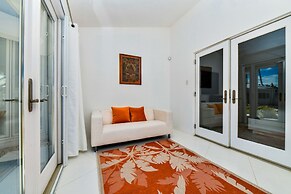 Ocean Front 7-bedroom 7-bath Sunset Views Malmok!