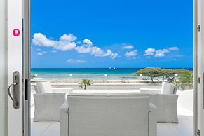 Ocean Front 7-bedroom 7-bath Sunset Views Malmok!