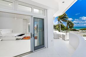 Ocean Front 7-bedroom 7-bath Sunset Views Malmok!