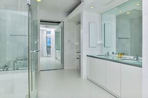 Ocean Front 7-bedroom 7-bath Sunset Views Malmok!