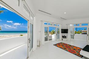 Ocean Front 7-bedroom 7-bath Sunset Views Malmok!