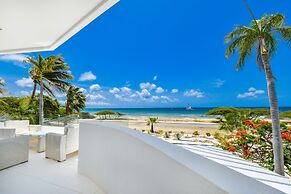 Ocean Front 7-bedroom 7-bath Sunset Views Malmok!