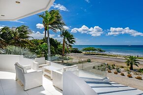 Ocean Front 7-bedroom 7-bath Sunset Views Malmok!