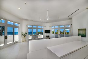 Ocean Front 7-bedroom 7-bath Sunset Views Malmok!