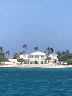 Ocean Front 7-bedroom 7-bath Sunset Views Malmok!