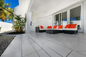 Ocean Front 7-bedroom 7-bath Sunset Views Malmok!