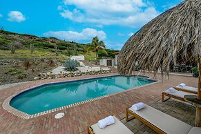 NEW Gorgeous Listing With Hot Tub& Golf Course View! in Tierra del Sol