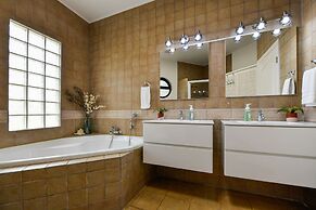 NEW Gorgeous Listing With Hot Tub& Golf Course View! in Tierra del Sol