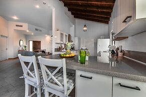 NEW Gorgeous Listing With Hot Tub& Golf Course View! in Tierra del Sol