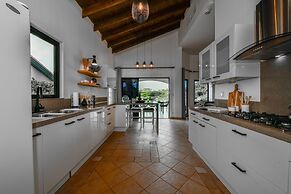 NEW Gorgeous Listing With Hot Tub& Golf Course View! in Tierra del Sol