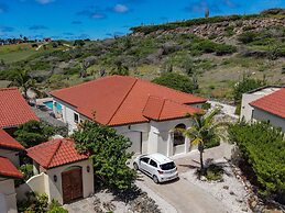 NEW Gorgeous Listing With Hot Tub& Golf Course View! in Tierra del Sol