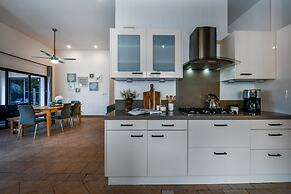 NEW Gorgeous Listing With Hot Tub& Golf Course View! in Tierra del Sol