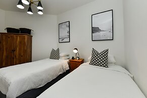 NEW Gorgeous Listing With Hot Tub& Golf Course View! in Tierra del Sol