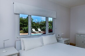 Beach Front Luxury Villa! Boca Catalina Malmok!